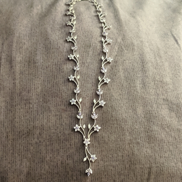 Price ⬇️ Purple and clear stone flower necklace - Picture 2 of 3